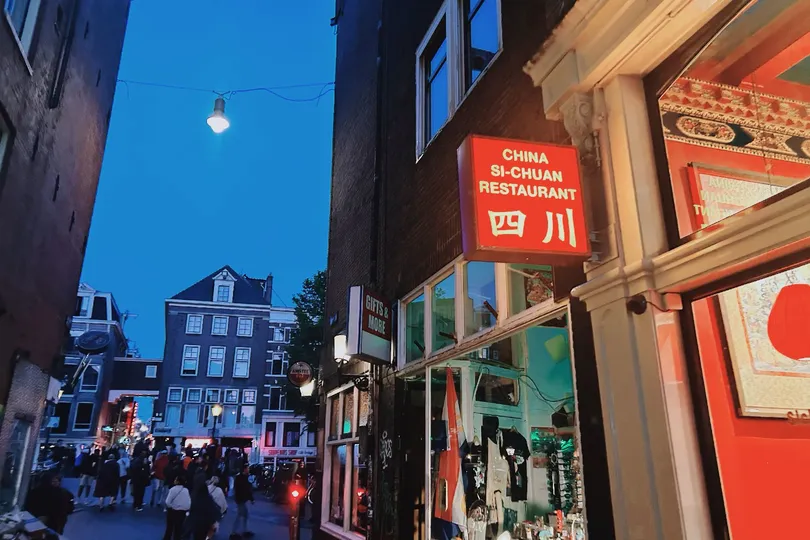 傍晚时分 城市街道上的人们