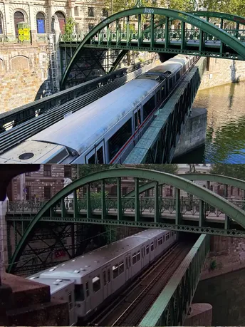 河上的一座绿色桥 桥上有一列火车在轨道上。