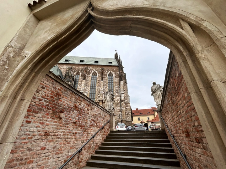 城市中的一座教堂的老塔可以通过一座拱门通往楼梯。