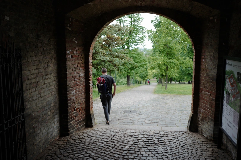 一个穿过黑暗隧道的男人