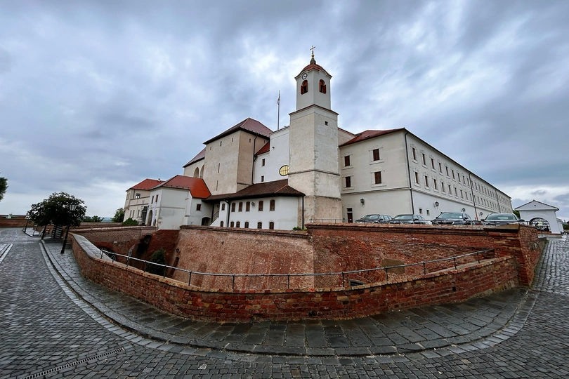 古老的城堡 顶部有一座白色的教堂