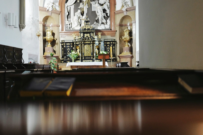 教堂里有一个大木十字架在祭坛上