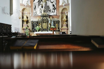 教堂里有一个大木十字架在祭坛上