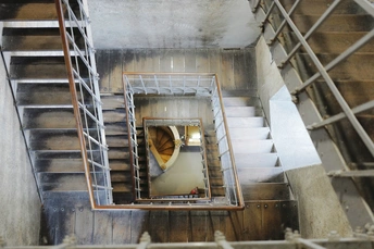 通往旧建筑楼梯间的楼梯