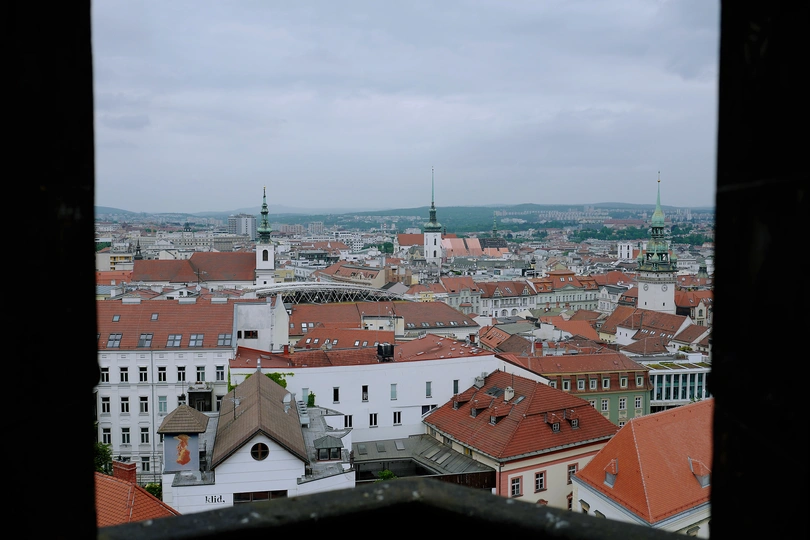从一座有红屋顶的建筑物塔楼的窗户看城市
