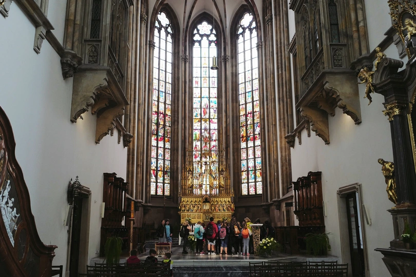 教堂内部有彩色玻璃窗