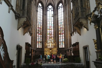 教堂内部有彩色玻璃窗