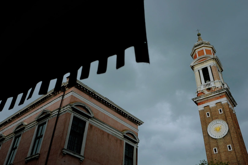 云层下的一个高塔和一个时钟