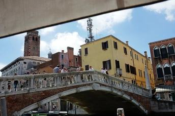 运河上的桥 水中有船 背景有建筑