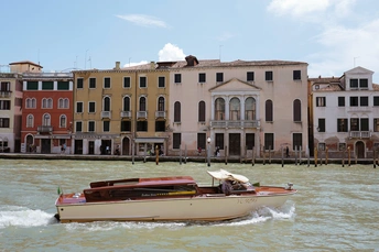 一个小船在城市的运河上行驶