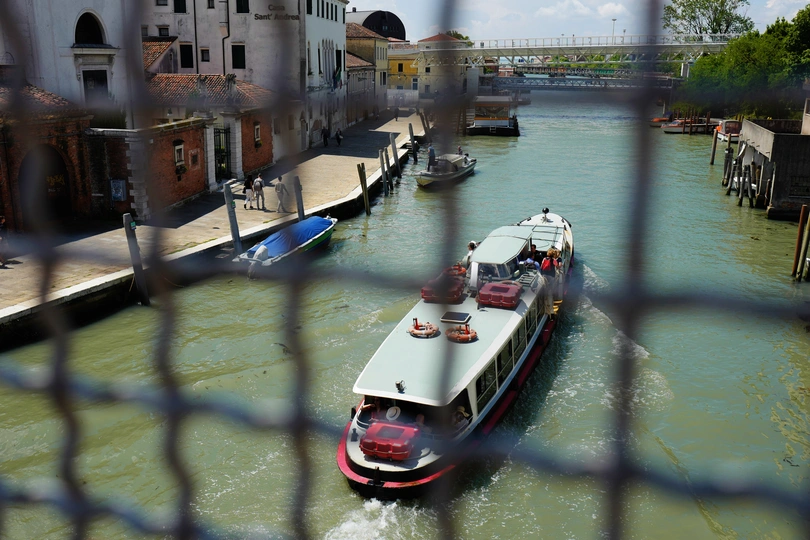一艘大型船在通过栅栏的水道上行驶