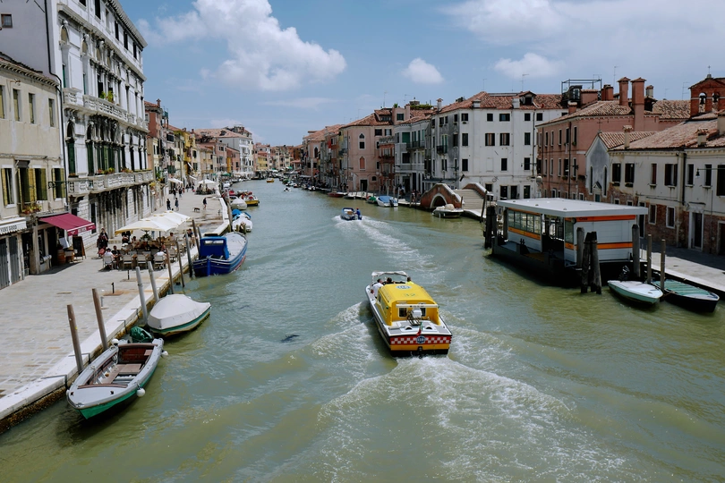 一条大运河 里面装满了许多小船 正在穿过城市。