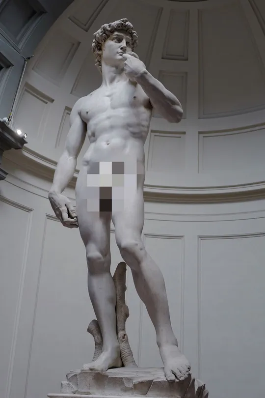 博物馆里的一座男性雕像