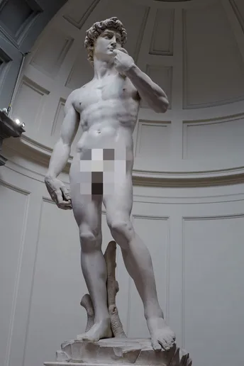 博物馆里的一座男性雕像