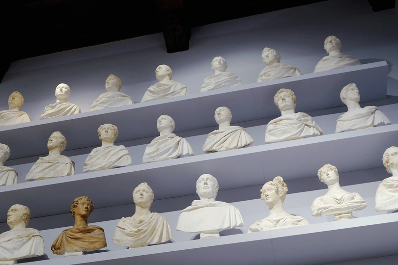 展出的白色雕像一组