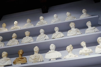 展出的白色雕像一组