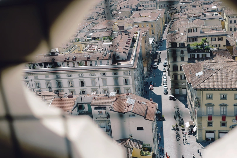 从窗户向下俯瞰城市的一张照片