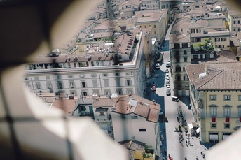 从窗户向下俯瞰城市的一张照片