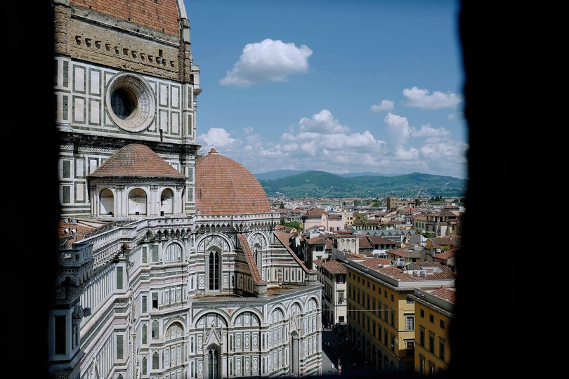 从塔楼顶层的窗户俯瞰城市