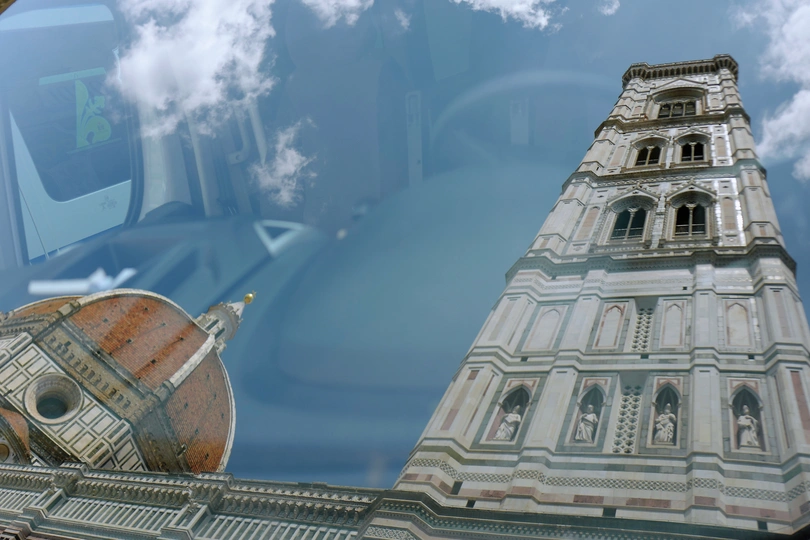 汽车或卡车后窗上的钟楼反射图