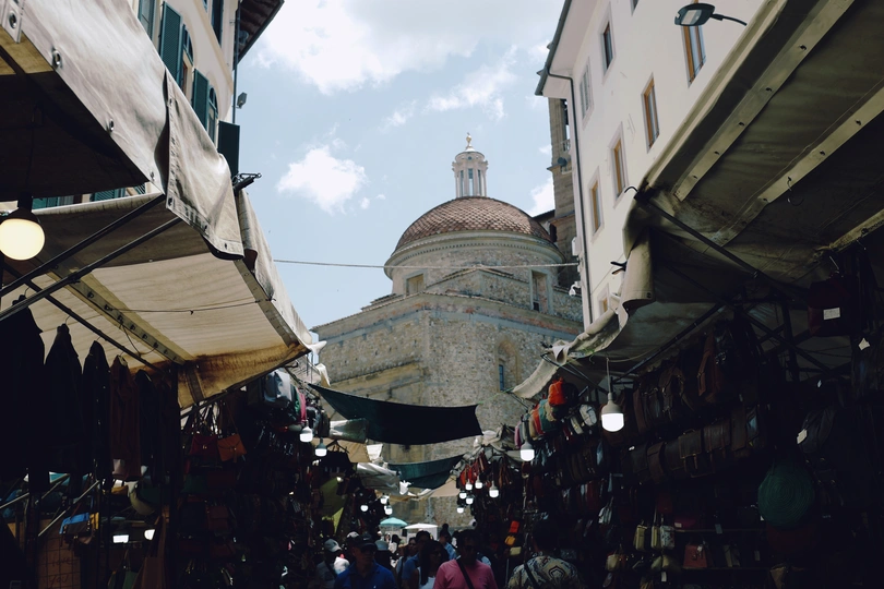 人们走在城市的一条拥挤的街道上