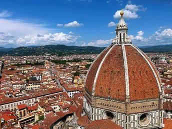 从红屋顶教堂的塔顶俯瞰城市