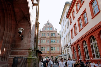 一条行人熙攘的城市街道和摩天大楼