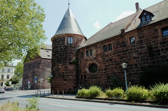 一条街道 镇上有很多砖楼和树。