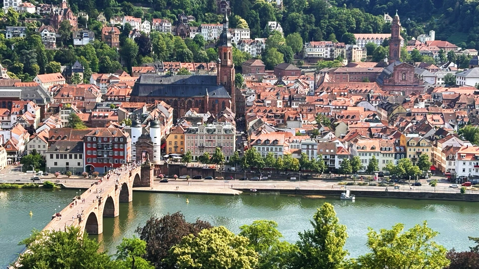 美丽的城市 拥有大河流经 古老的建筑。