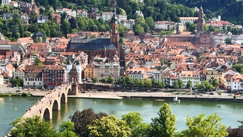 美丽的城市 拥有大河流经 古老的建筑。