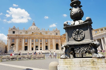 前面有喷泉的大楼