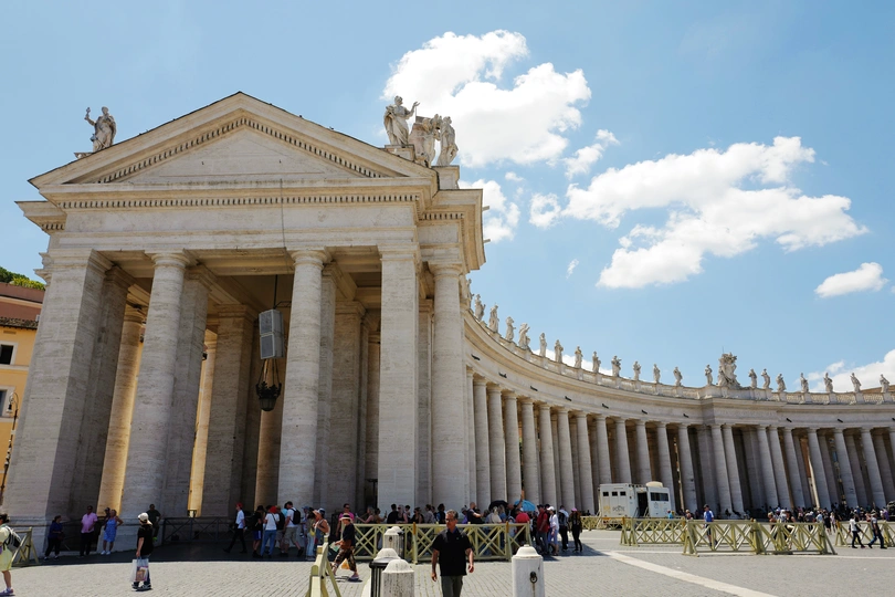 人群站在一栋大楼前