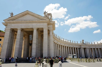 人群站在一栋大楼前