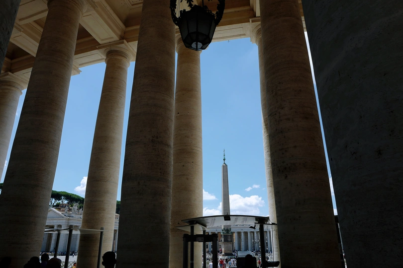 一片高大的石柱 背景是蓝天