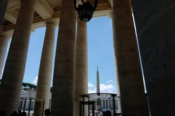 一片高大的石柱 背景是蓝天