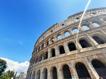 竞技场在蓝天下