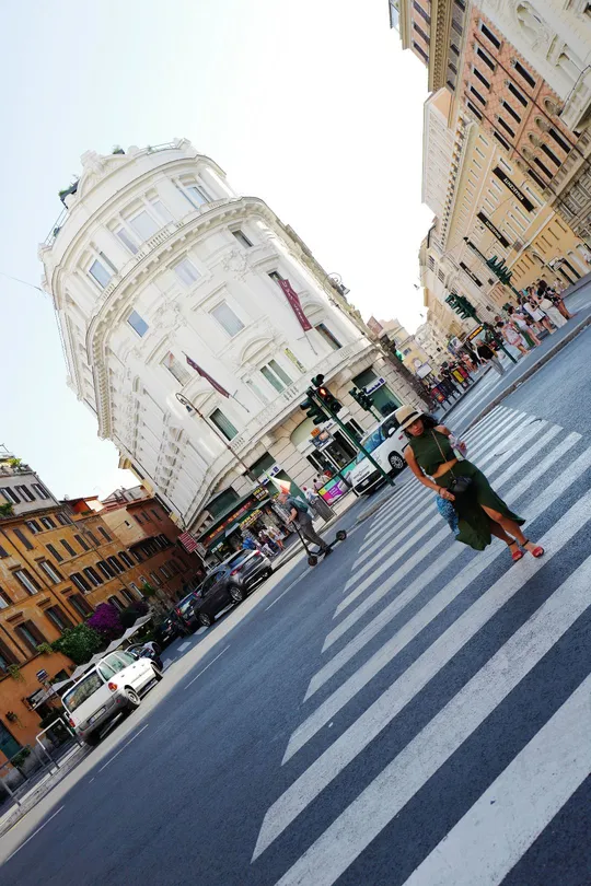 一个城市中的一个交叉口 人们穿越街道 一名男子和一名女子穿越公路。
