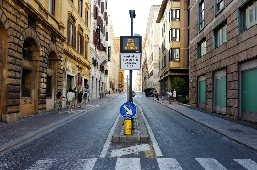 空荡荡的街道 有建筑和一块蓝白色的招牌
