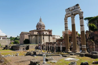 废墟中的古城 背景是教堂