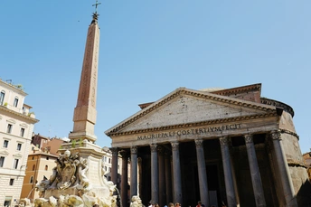 柱子环绕的建筑物前的人群和前景中的喷泉