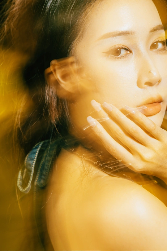 一位年轻女子用手捂住脸部的肖像