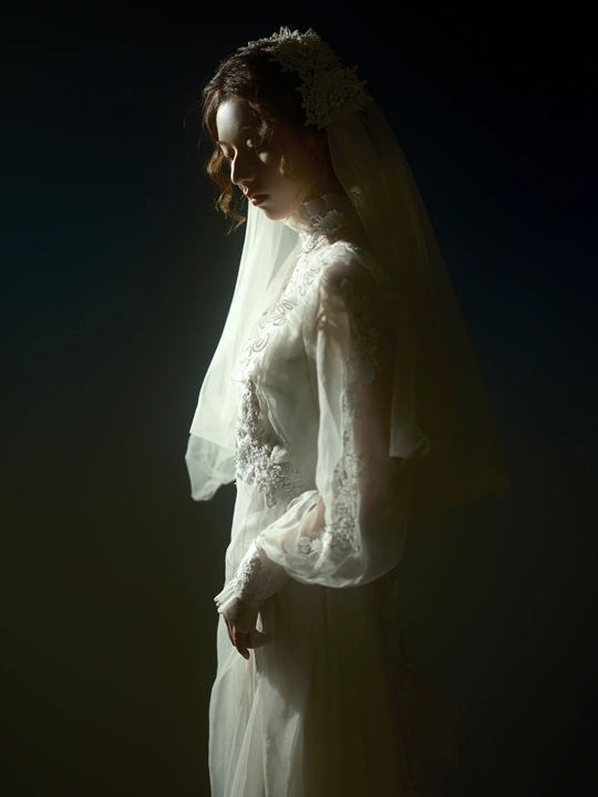 新娘穿着白色婚纱的肖像