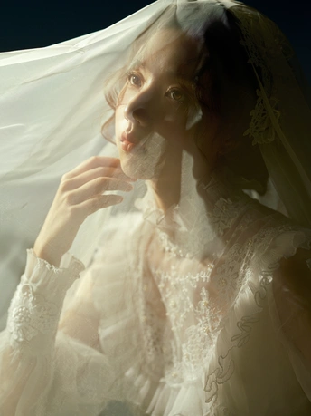 一位穿着白色婚纱的女士的肖像
