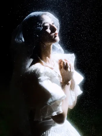 雨中穿白裙子的女人