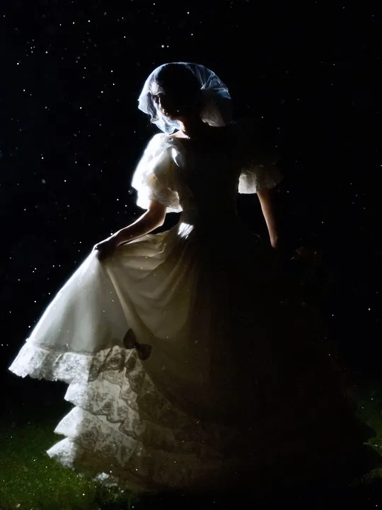 夜晚穿着白色婚纱的新娘 天空中繁星闪烁