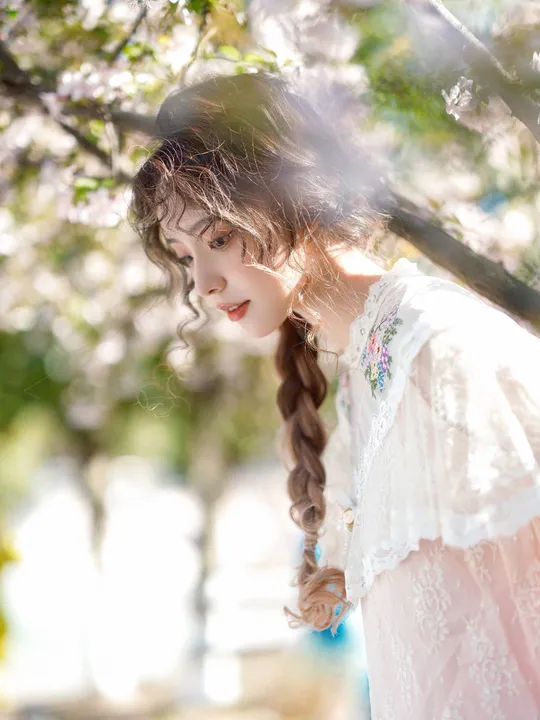 一位穿着白色连衣裙 头发编成辫子的美丽女士