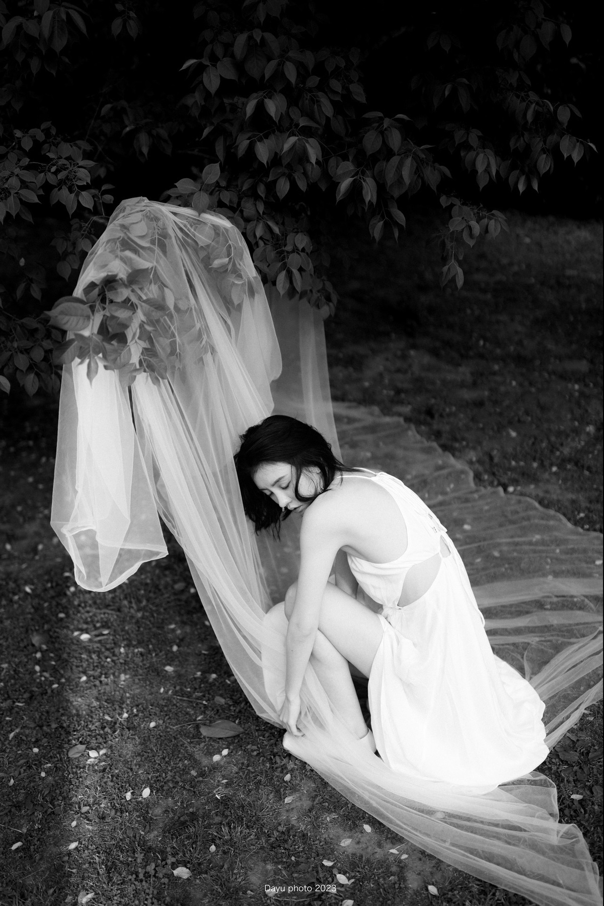一张黑白照片 一位美丽的女士身着白色婚纱