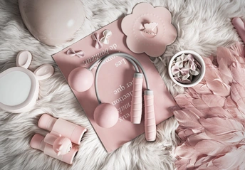 粉红色的产品 铺在白色的毛皮上