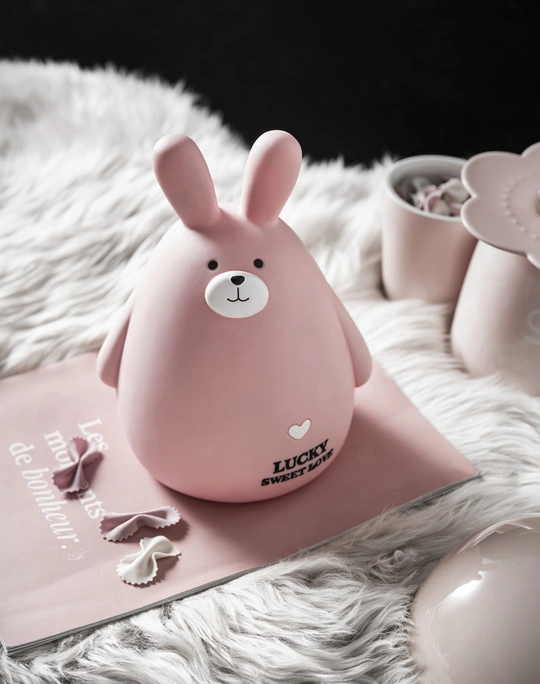 粉红色Hello Kitty玩具坐在书上