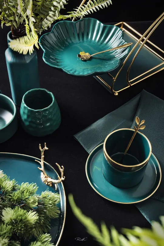 一个黑色桌子 上面放着盘子和碗。